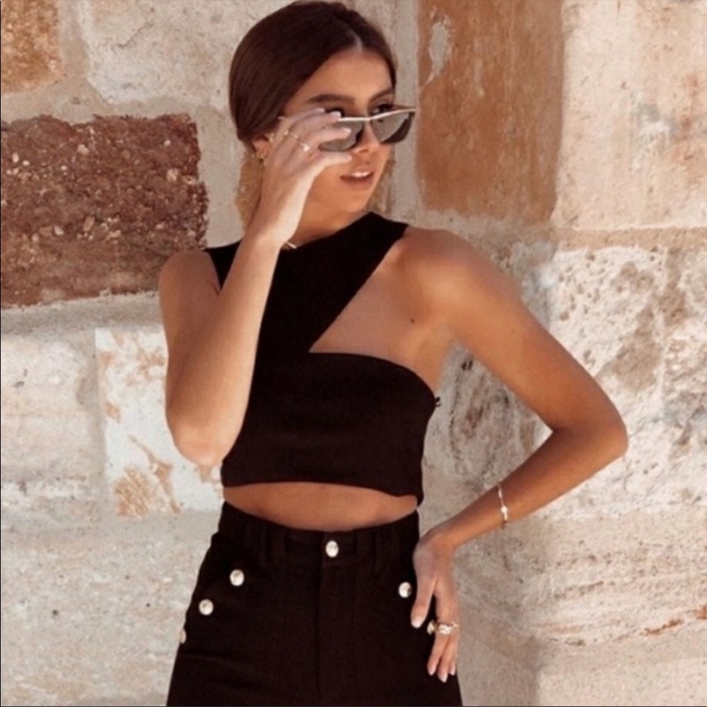 Zara cut out black top BLOGG FAV!!